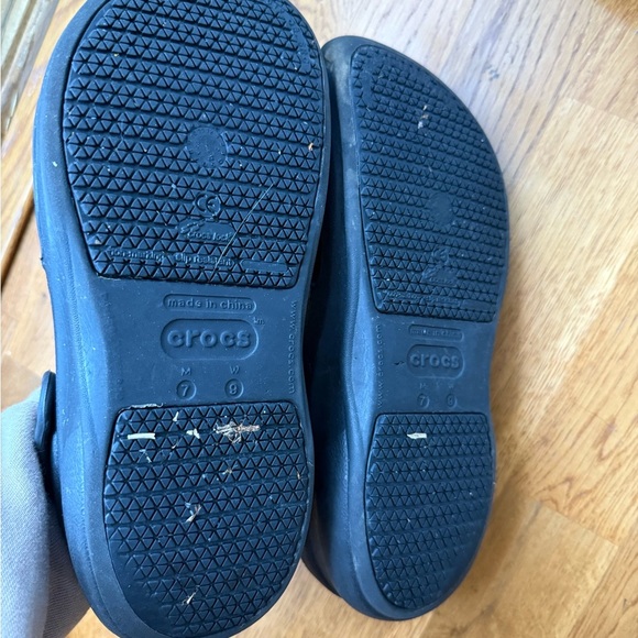 CROCS Classic Black Clogs - Picture 7 of 7